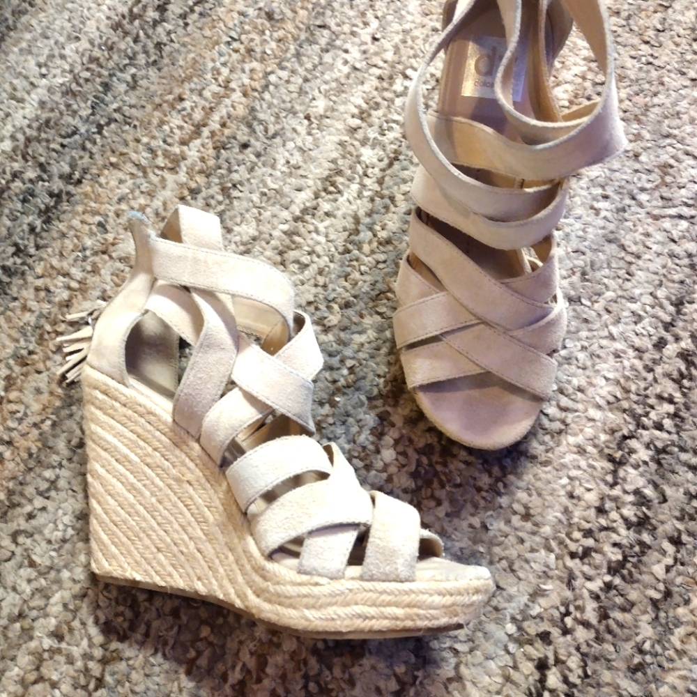 Creme color wedges